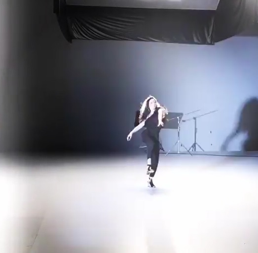 キレキレのダンスを見せた伊藤歩（画像は『伊藤歩　2017年8月8日付Instagram「Shake it off!! Babe」』のスクリーンショット）