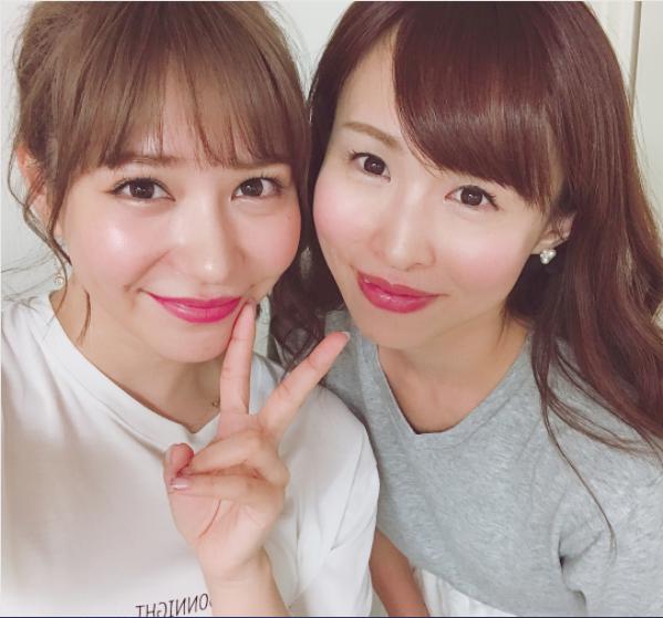 河西智美と大堀恵（画像は『tomomi kasai　2017年8月30日付Instagram「友がサイン入り写真集くれました」』のスクリーンショット）
