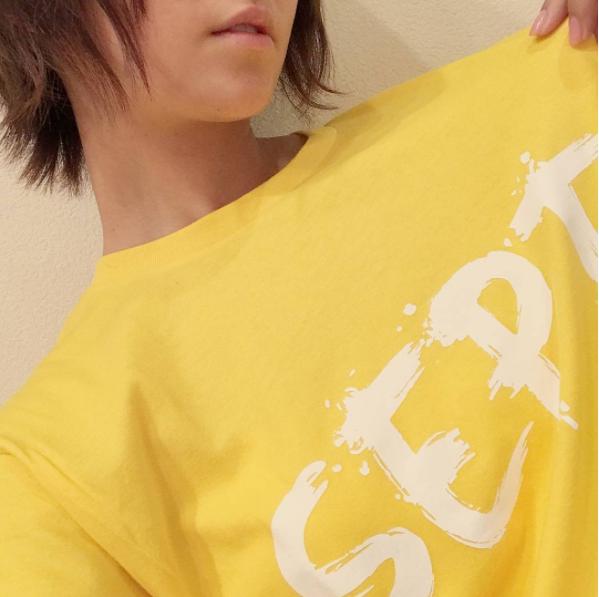 “SEPT”のTシャツを着た木村文乃（画像は『木村文乃　2017年8月7日付Instagram「くされ縁な友の舞台を見に行ってきました。」』のスクリーンショット）