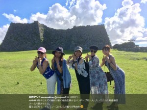 中央が牧野アンナ（画像は『牧野アンナ annamakino　2017年8月2日付Twitter「AKB48 ＃好きなんだの振付は私の最も信頼するメンバーが助っ人に入ってくれた最強振付チームで挑みました。」』のスクリーンショット）