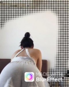 水崎綾女のパーソナルトレーニング（画像は『水崎綾女　2017年8月9日付Instagram「はじめて1日目…剥がすのなかなか難しい…」』のスクリーンショット）