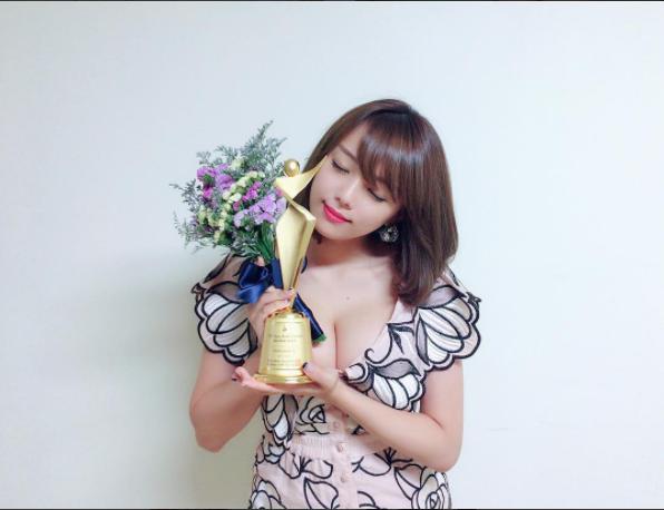 篠崎愛“日本代表 Model Star Award”を受賞（画像は『篠崎愛　2017年6月24日付Instagram「またまた賞頂きました」』のスクリーンショット）
