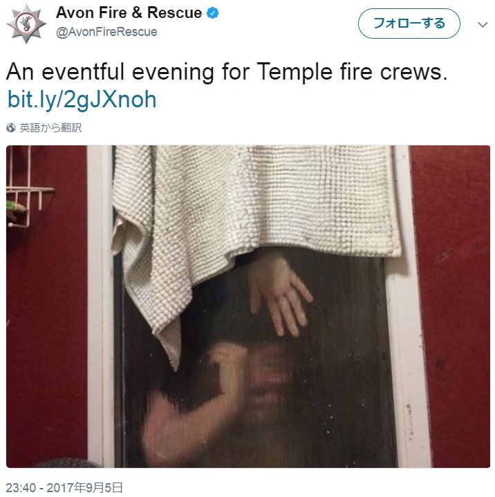 2重窓の隙間に挟まってしまった女性（画像は『Avon Fire ＆ Rescue　2017年9月5日付Twitter「An eventful evening for Temple fire crews.」』のスクリーンショット）