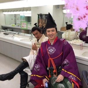 「行く先々に松也笑」と海老蔵（画像は『Ebizo Ichikawa 十一代目 市川海老蔵　2017年9月9日付Instagram「There was filming for Taiga Drama.」』のスクリーンショット）