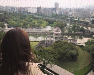 原爆ドームと広島の街を見下ろす川栄李奈（画像は『川栄李奈　2017年9月19日付Instagram「生きているうちに絶対来たかった場所。」』のスクリーンショット）