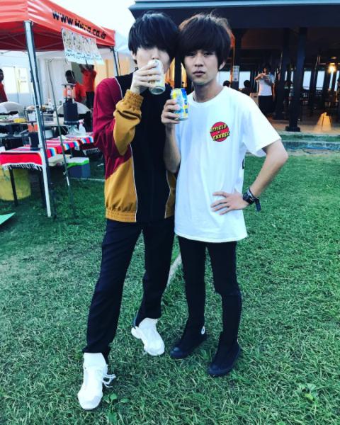 川谷絵音とヤマサキセイヤ（画像は『川谷絵音　2017年9月10日付Instagram「まあこの人しかフェスで友達っていないんで。」』のスクリーンショット）