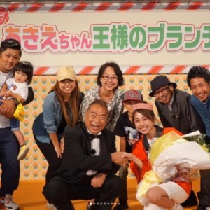 鈴木あきえの家族と出川哲朗（画像は『鈴木あきえ　2017年9月30日付Instagram「＃王様のブランチ 観てくださった方々、ありがとうございました。」』のスクリーンショット）