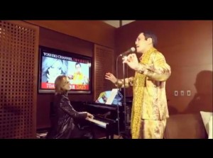 ピアノと歌でコラボするYOSHIKIとピコ太郎（画像は『Yoshiki　2017年9月4日付Instagram「Last night.. Thank you!」』のスクリーンショット）