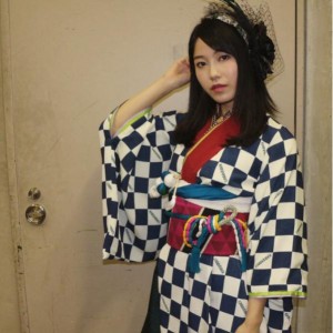 『AKB48じゃんけん大会』で“はんたんねぇ”の衣装を着た横山由依（画像は『横山由依　2017年9月24日付Instagram「衣装はモダンなかんじでした」』のスクリーンショット）