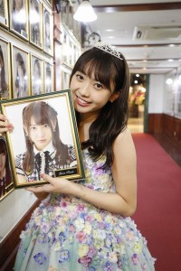 AKB48劇場の肖像写真を外す木崎ゆりあ（C）AKS