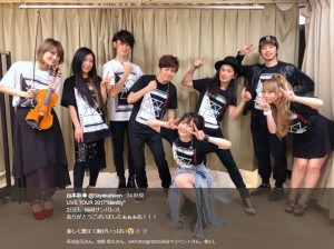 山本彩とツアーメンバー（画像は『山本彩　2017年10月24日付Twitter「LIVE TOUR 2017“identity”」』のスクリーンショット）
