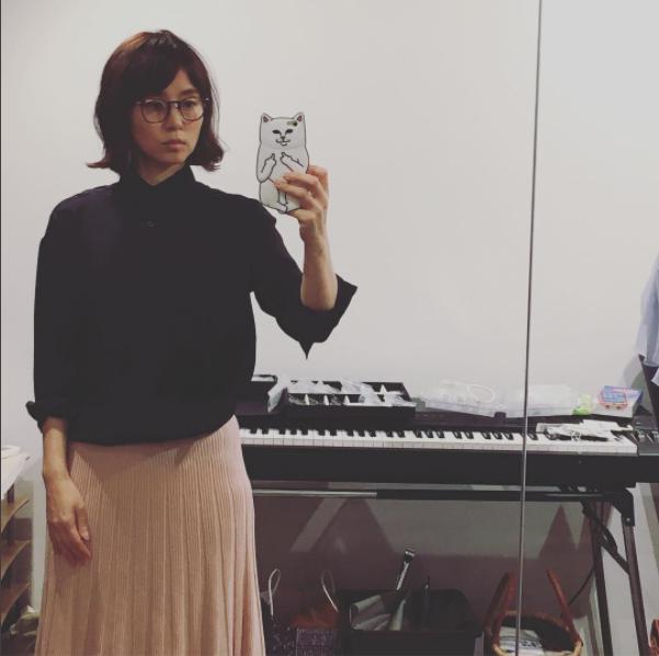 平田和美役の石田ゆり子（画像は『石田ゆり子　2017年10月21日付Instagram「民衆の敵あさってから始まります。」』のスクリーンショット）