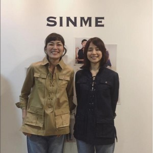 板谷由夏のSINME展示会を訪れた石田ゆり子（画像は『石田ゆり子　2017年10月11日付Instagram「SINMEの展示会に行きました！」』のスクリーンショット）