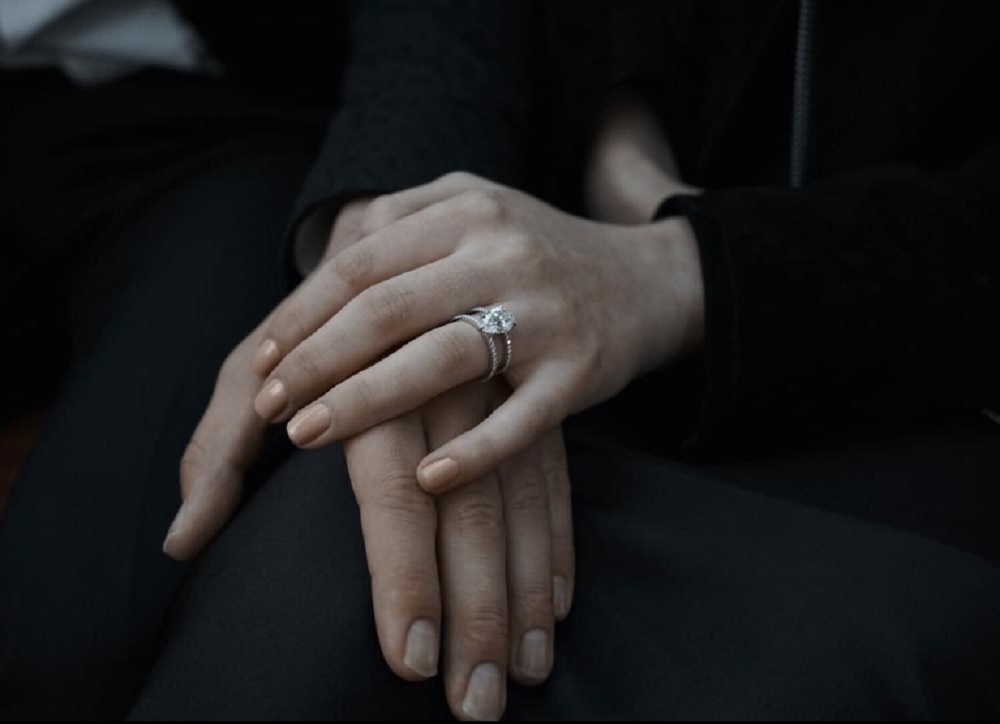 婚約指輪もこの美しさ！（画像は『J O E J O N A S　2017年10月16日付Instagram「She said yes.」』のスクリーンショット）