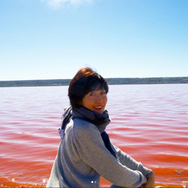 小島慶子、ピンクの湖Hutt Lagoon（ハットラグーン）にて（画像は『小島慶子　2017年8月24日付Instagram「西オーストラリア州・春の旅。」』のスクリーンショット）