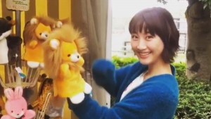 ライオンの人形と遊ぶ松井玲奈（画像は『【公式】オトナ高校　2017年10月28日付Instagram「ぬいぐるみと会話してるー」』のスクリーンショット）