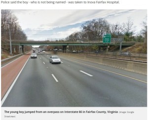 少年が飛び降りた歩道橋（画像は『Mirror　2017年10月29日付「Suicidal 12-year-old boy kills young woman after jumping 30ft from overpass and landing on her car」（Image: Google Streetview）』のスクリーンショット」）