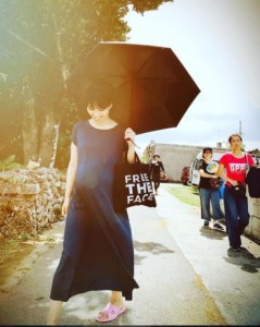 大きなお腹で歩く水崎綾女（画像は『水崎綾女　2017年9月12日付Instagram「溶けちゃう」』のスクリーンショット）