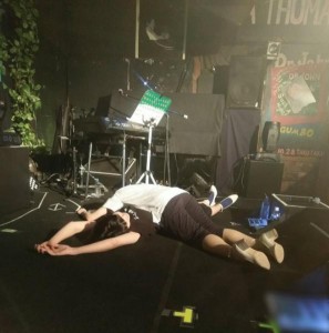 クタクタで寝転ぶNegiccoの2人（画像は『Negicco Nao☆　2017年10月30日付Instagram「磔磔楽しすぎてクタクタねぎねぎ」』のスクリーンショット）