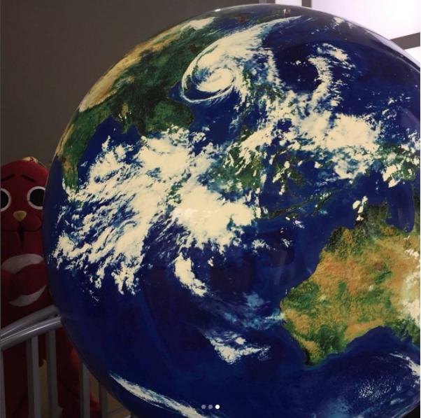 ガチのポーズで地球の模型と並ぶにゃんごすたー（画像は『にゃんごすたー　2017年10月16日付Instagram「どっこらよっこいしょー」』のスクリーンショット）