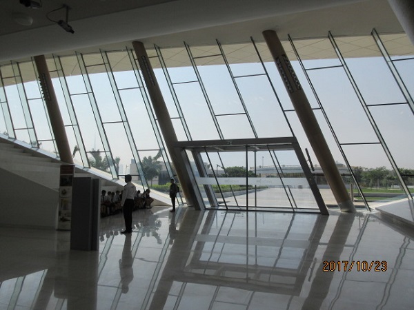 エティハド・ミュージアムの斜めの窓と扉にドッキリ！　Photo by　横手