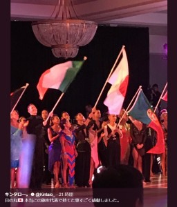 『社交ダンス世界選手権』で国旗を掲げるキンタロー。＆ロペス（画像は『キンタロー。　2017年11月04日付Twitter「日の丸 本当この旗を代表で持てた事すごく感動しました。」』のスクリーンショット）