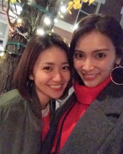 笑顔の大島優子と秋元才加（画像は『秋元才加　2017年11月25日付Instagram「us」』のスクリーンショット）
