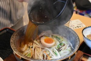 300度に熱した石鍋に熱々のスープを注ぐタイミングが大事