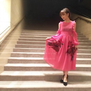真野恵里菜、映画『覆面系ノイズ』完成披露試写会でのドレス姿（画像は『Erina Mano　2017年10月24日付Instagram「本日の衣装：AINEA」』のスクリーンショット）