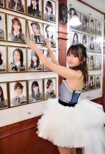 AKB48劇場の肖像写真を外す島田晴香（画像は『Haruka Shimada 島田晴香　2017年11月15日付Instagram』のスクリーンショット）