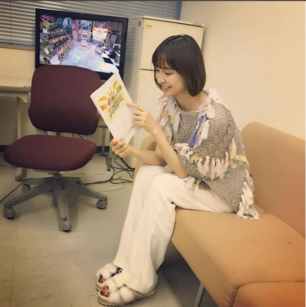 『ケンミンSHOW』出演前の篠田麻里子（画像は『shinodamariko　2017年11月9日付Instagram「今夜11/9（木）21:00～O.A読売テレビ「秘密のケンミンSHOW」衣装」』のスクリーンショット）