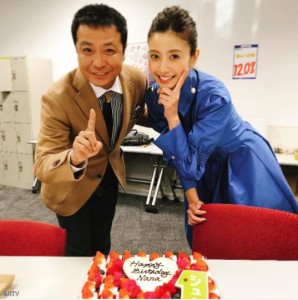 中山秀征と片瀬那奈（画像は『シューイチ　2017年11月5日付Instagram「生放送終わりに、片瀬さんと義朗アナのお祝いをしました」』のスクリーンショット）