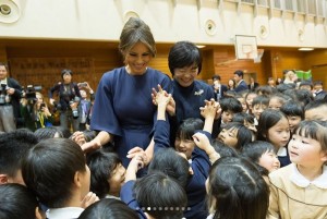 多くの子ども達に囲まれたメラニア夫人（画像は『The White House　2017年11月18日付Instagram「This week in photos」』のスクリーンショット）