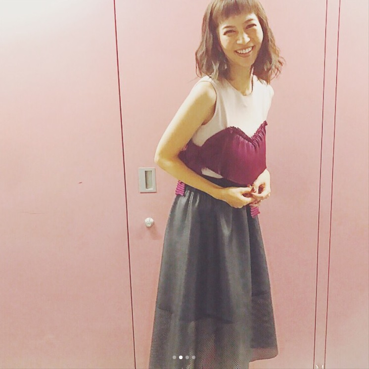 「この衣装かわいかったー」と安田美沙子（画像は『安田美沙子　2017年11月3日付Instagram「＃instagood ＃shooting ＃tbs ＃この差ってなんですか」』のスクリーンショット）