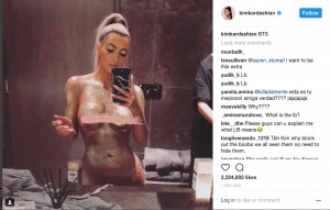 キムのトップレス画像に賛否（画像は『Kim Kardashian West　2017年11月29日付Instagram「BTS」』のスクリーンショット）