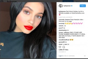 クリスマス向け新商品『レッド・ヴェルヴェット・ホリデー・リップ・キット』を宣伝するカイリー（画像は『Kylie　2017年11月22日付Instagram「Red Velvet Holiday Lip Kit is officially available on KylieCosmetics.com」』のスクリーンショット）