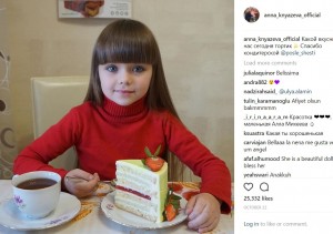 「“世界一美しい少女”ティラーヌ・ブロンドーの再来か」とも言われているアナちゃん（画像は『Anna Knyazeva　2017年10月22日付Instagram「Какой вкусный у нас сегодня тортик」』のスクリーンショット）