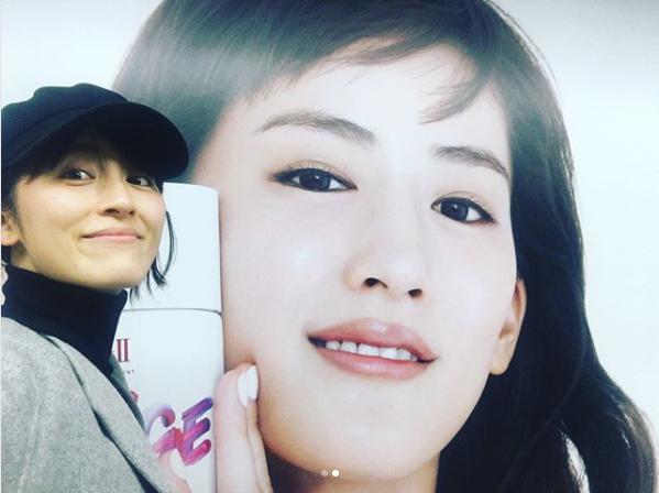 福田彩乃と“綾瀬はるか”のポスター（画像は『福田彩乃　2017年11月30日付Instagram「綺麗です。」』のスクリーンショット）