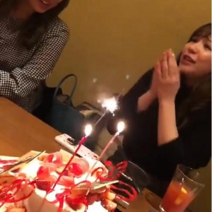 サプライズケーキに感激する河西智美（画像は『tomomi kasai　2017年12月24日付Instagram「久しぶりに2期でごはん 2期魂のあすかも」』のスクリーンショット）