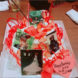 河西智美と佐藤夏樹を祝福するケーキ（画像は『tomomi kasai　2017年12月24日付Instagram「久しぶりに2期でごはん 2期魂のあすかも」』のスクリーンショット）