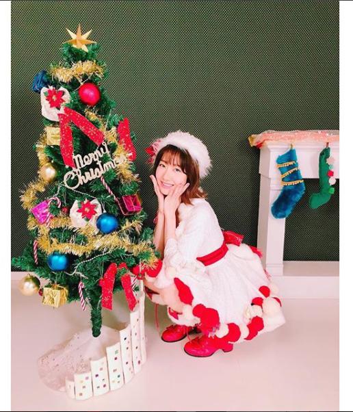 サンタ風衣装の柏木由紀（画像は『Yuki Kashiwagi　2017年12月24日付Instagram「Merry Christmas!!」』のスクリーンショット）