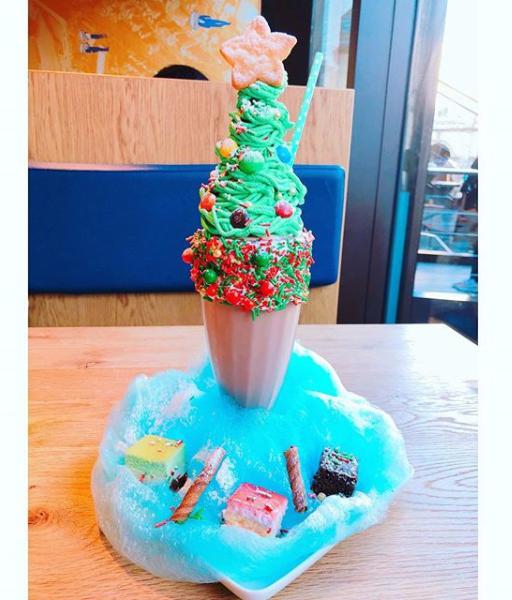 UMAMI BURGER青山店のクリスマスシェイク（画像は『Yuki Kashiwagi　2017年12月25日付Instagram「クリスマス これはインスタ映えですか？」』のスクリーンショット）