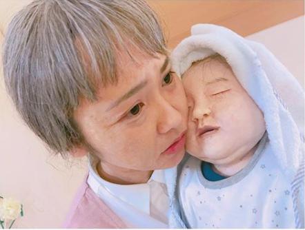 孫を抱く“川栄おばあちゃん”（画像は『川栄李奈　2017年12月25日付Instagram「将来の夢は、めっちゃ性格の良いお婆ちゃんになること。」』のスクリーンショット）