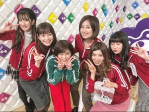 『アイドルING!!!』のオフショット：右から3人目が河村唯（画像は『Yui Kawamura　2017年12月23日付Instagram「ミラさんに会えました」』のスクリーンショット）