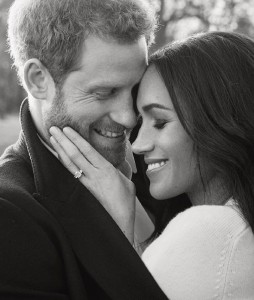 まるで映画のワンシーン。ダイヤの婚約指輪にも注目！（画像は『Kensington Palace　2017年12月21日付Instagram「Prince Harry and Ms. Meghan Markle have chosen to release this official portrait photograph to mark their engagement.」（photographer ＠alexilubomirski）』のスクリーンショット）