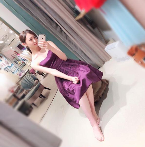 紫のミニドレスを着た森保まどか（画像は『森保まどか　2017年12月1日付Instagram「お仕事の関係でドレス着たよ～☆」』のスクリーンショット）