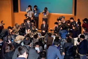 大勢の報道陣に囲まれる　はれのひ・篠崎洋一郎社長