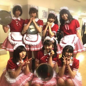 “メイド”に扮したAKB48 Team8（画像は『佐藤栞（SHIORI SATO）　2018年1月14日付Instagram「TDCホールで成人コンサートしました」』のスクリーンショット）