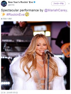 こんな薄着で熱唱したマライア（画像は『New Year’s Rockin’ Eve　2018年1月1日付Twitter「Spectacular performance by ＠MariahCarey.」』のスクリーンショット）