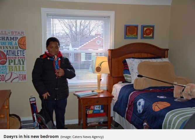 ついに自分の部屋とベッドを持つ夢が叶ったデイヤーズ君（画像は『Mirror　2018年1月11日付「Homeless boy who has ‘only ever wanted’ a bed has amazing reaction when he’s given his own fully-furnished room」（Image: Caters News Agency）』のスクリーンショット）